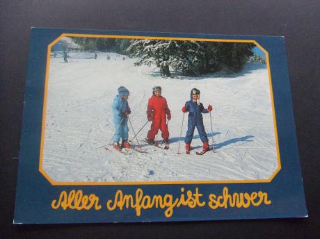 Skiën in de sneeuw drie kinderen